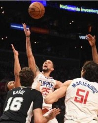  申京组织串联火箭险胜马刺保留希望