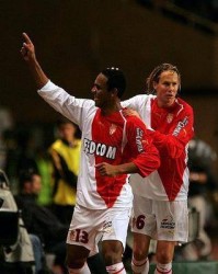  兰斯前锋把握单刀机会，冷静推射助球队险胜摩纳哥队