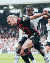  曼城哈兰德双响炮轰阿森纳，蓝月亮登顶榜首  