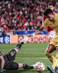  梅斯德比战万人空巷激情四射  