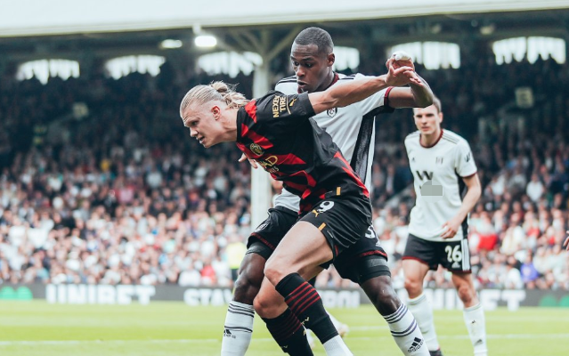  曼城哈兰德双响炮轰阿森纳，蓝月亮登顶榜首  