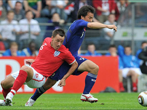  弗赖堡防守反击战术奏效逼平强大对手